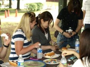 横田基地バーベキューイベント 食事中