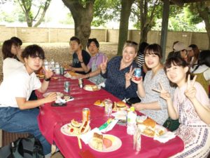 横田基地でBBQ2018食事中