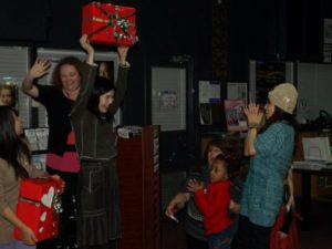横田基地クリスマスイベントプレゼント交換