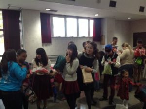 横田基地クリスマスパーティープレゼント交換