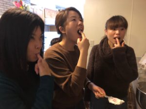 クリーム味見中