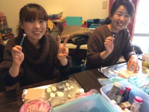 横田基地でカップケーキ作成中