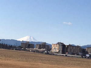 横田基地滑走路から富士山